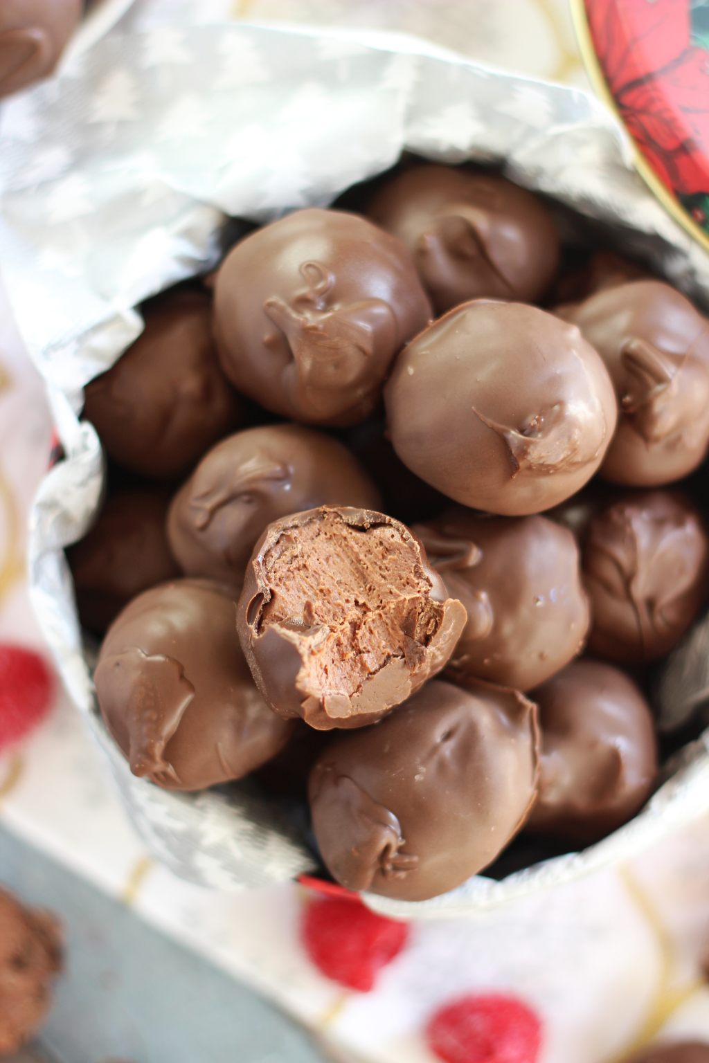 http://thegoldlininggirl.com/wp-content/uploads/2016/01/chocolate-raspberry-cheesecake-truffles-9.jpg